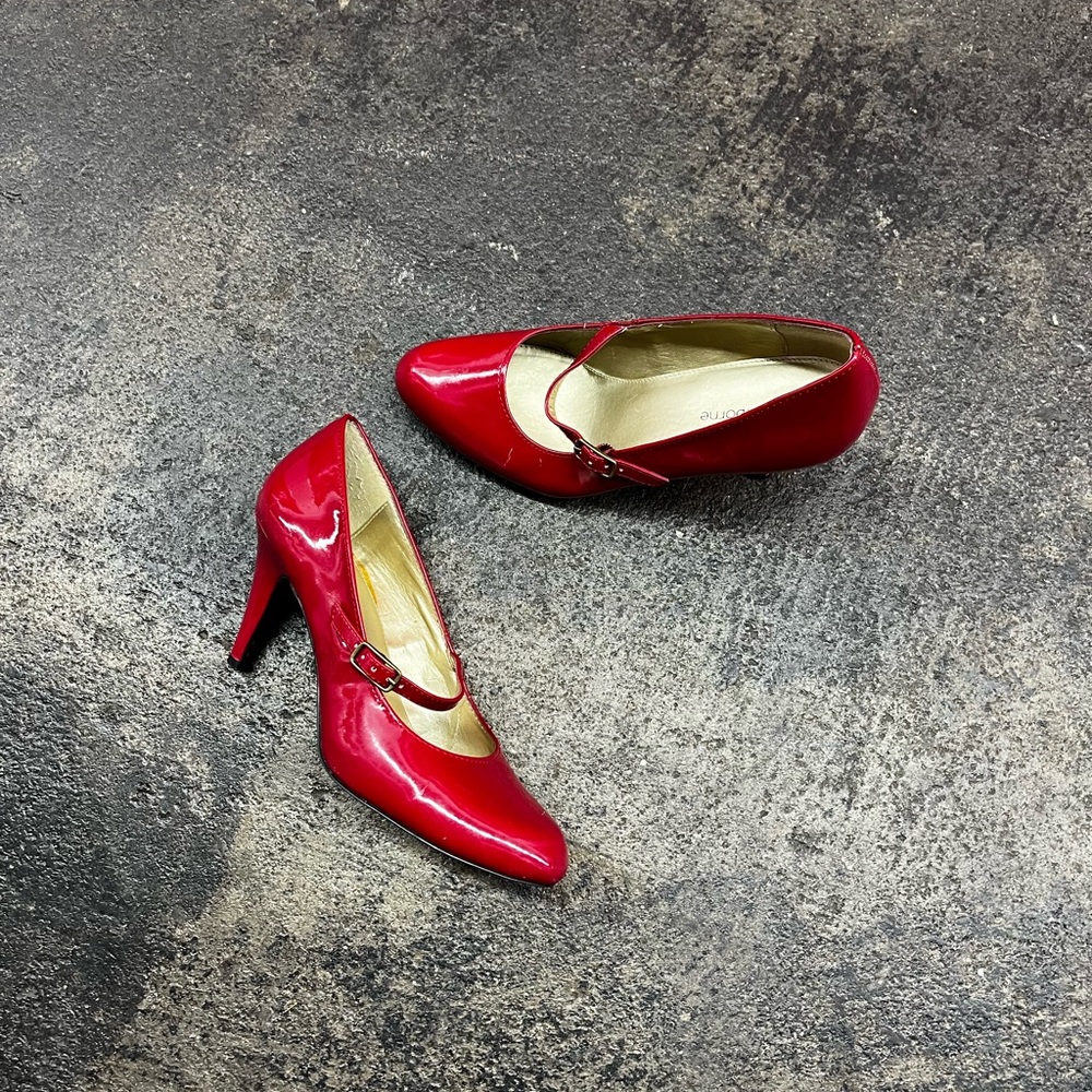 Y2K Red patent leather Cute Mary Jane heels with buckle detail. Size: US 7.5
